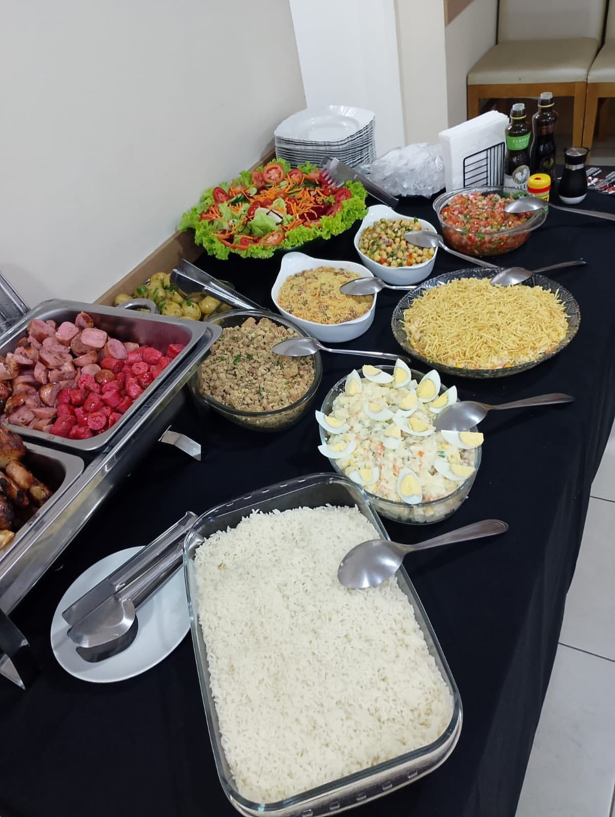 Mesa montada para o evento