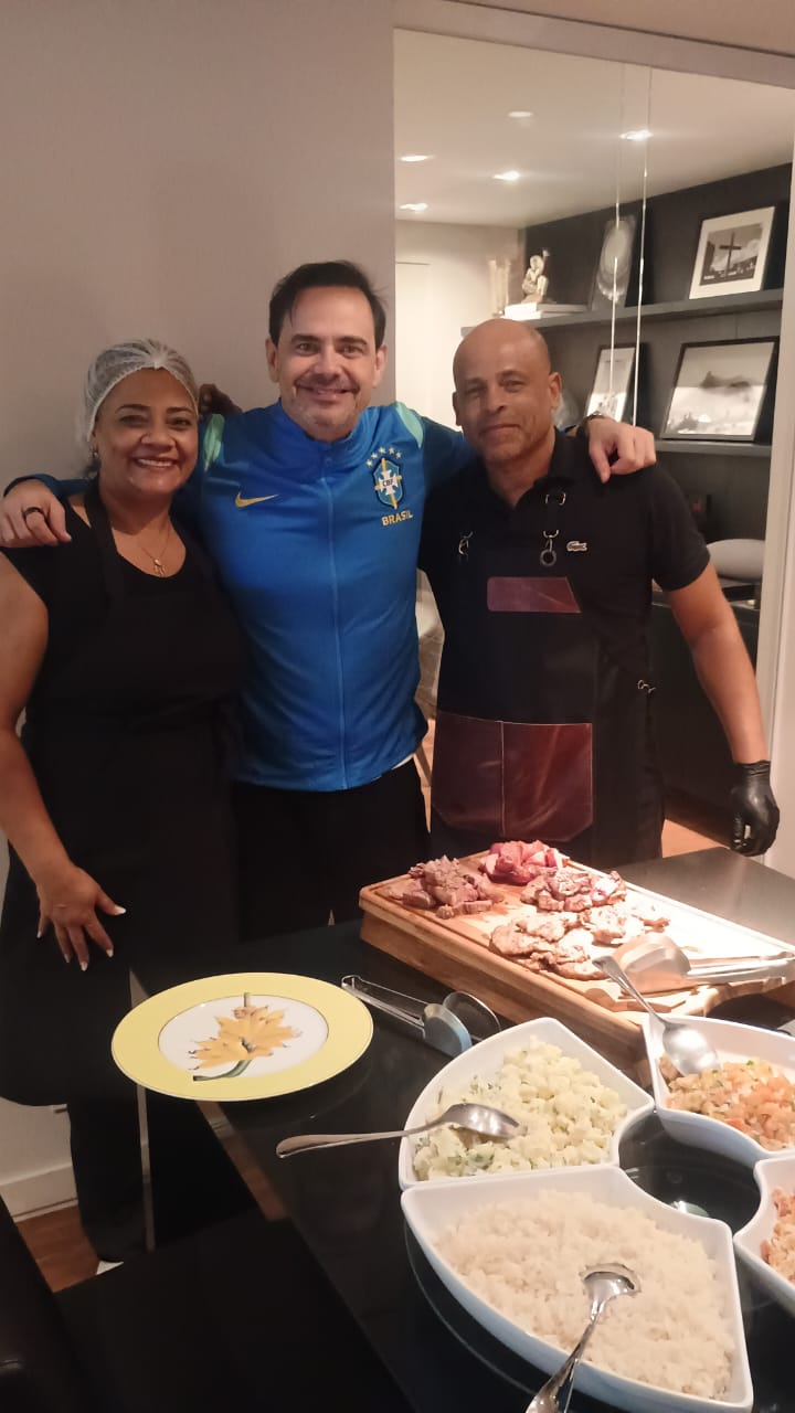 Cliente ao lado da equipe Guga Grill durante o evento